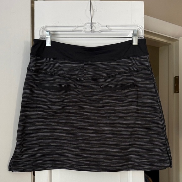 ✨ Lolë Women’s Black Striped Active Skirt Size Medium ✨ - Picture 3 of 4